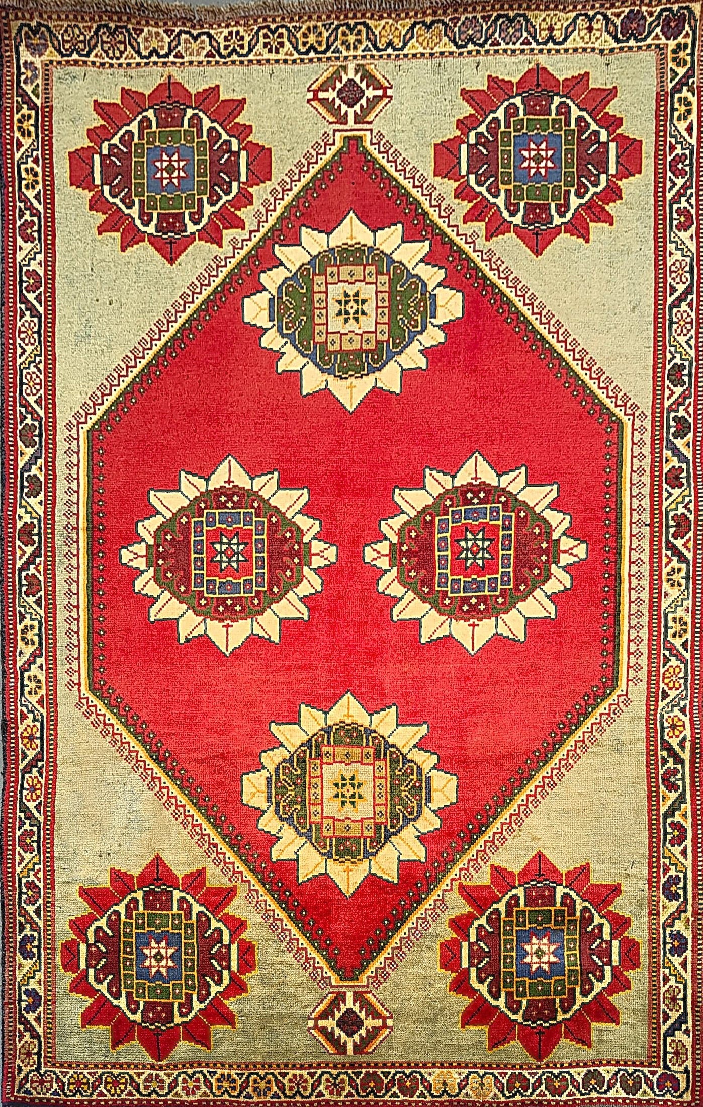 Elegant Medallion Rug – Handmade in Qashqai