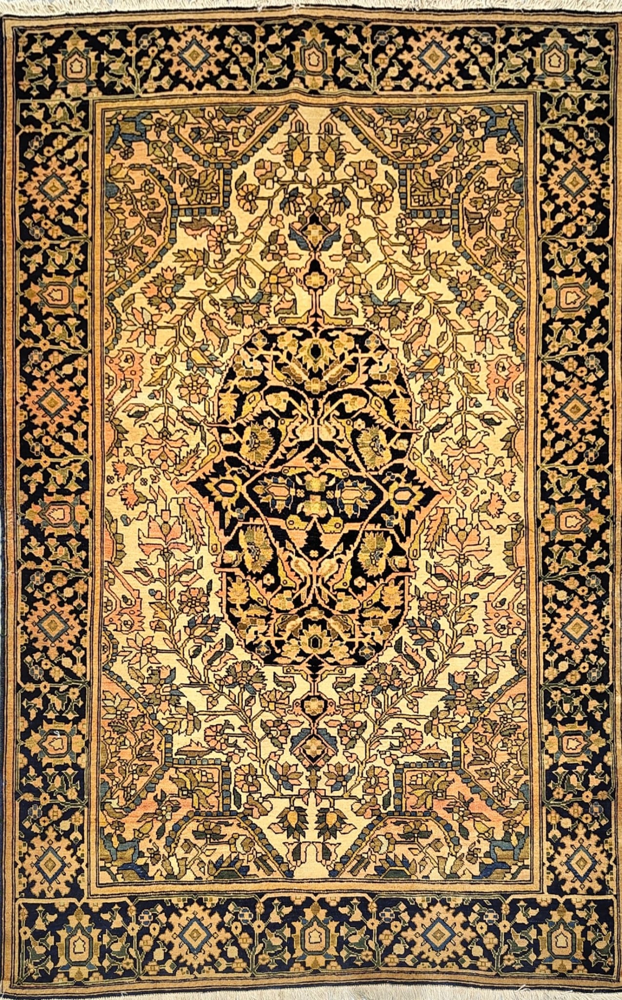 Elegant Medallion Rug – Handmade in Ferahan