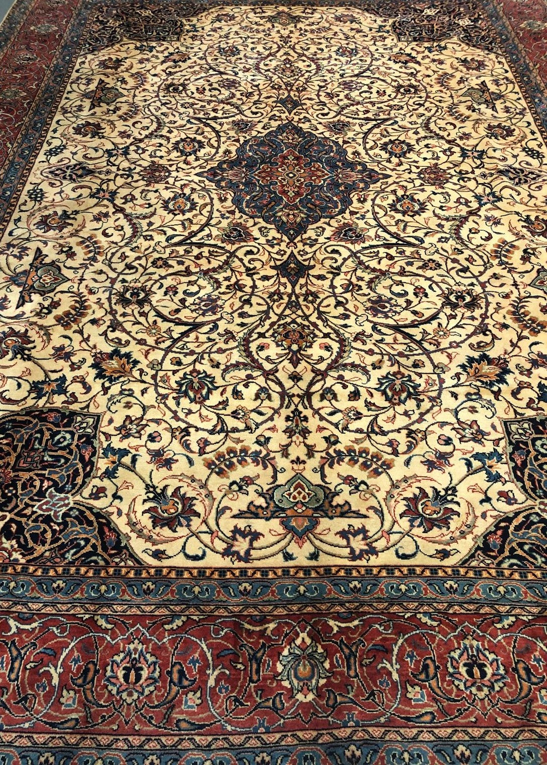 Elegant Medallion Rug – Handmade in Sarough