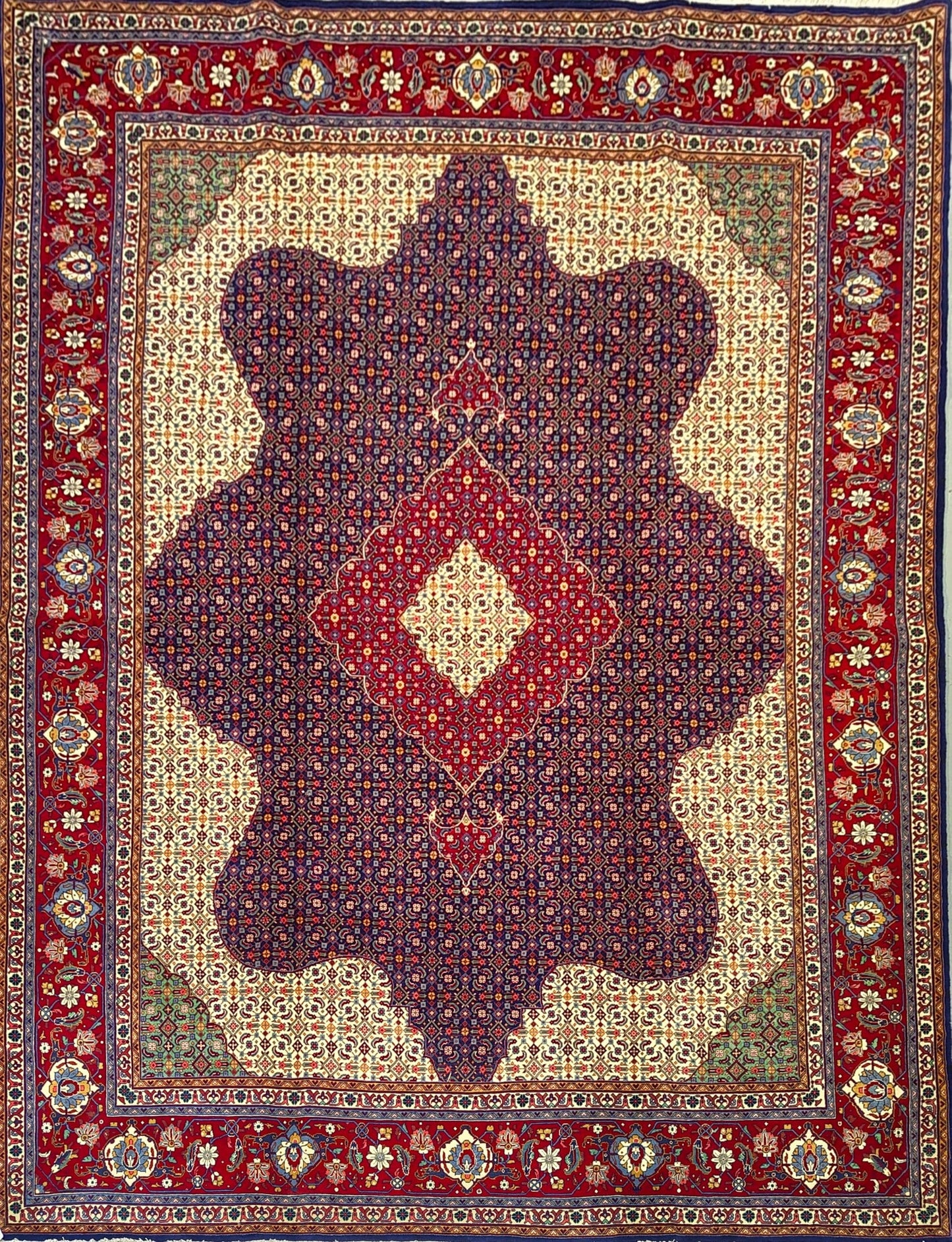 Persian Sarough Rug – Medallion Design