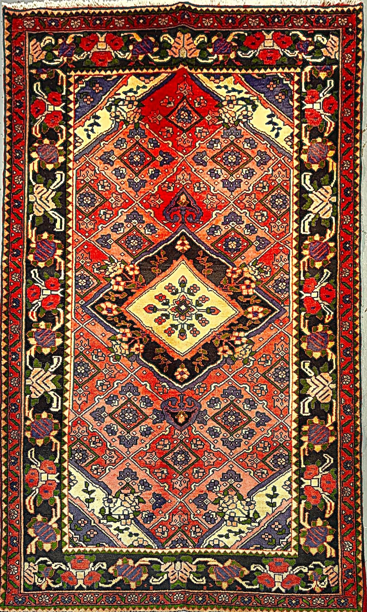 Vintage Hamadan Rug – Traditional Aesthetic