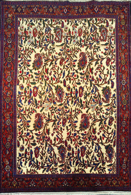 Charming Traditional Rug – Persian Craftsmanship