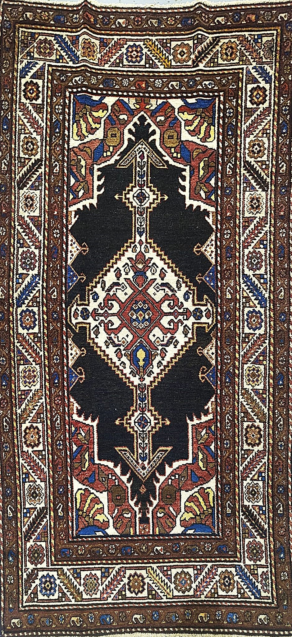 Elegant Medallion Rug – Handmade in Hamadan