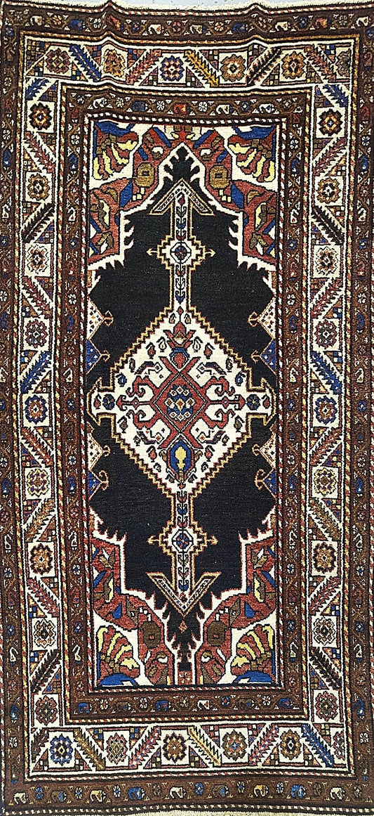 Elegant Medallion Rug – Handmade in Hamadan