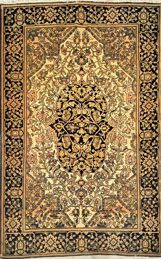 Elegant Medallion Rug – Handmade in Ferahan