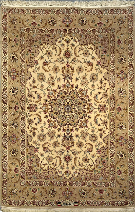 Charming Traditional Rug – Persian Craftsmanship