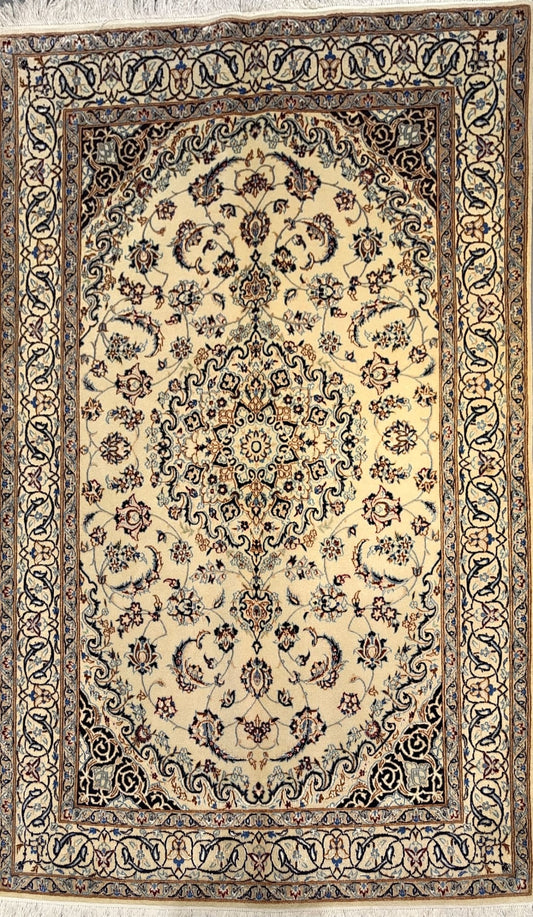Elegant Medallion Rug – Handmade in Nain