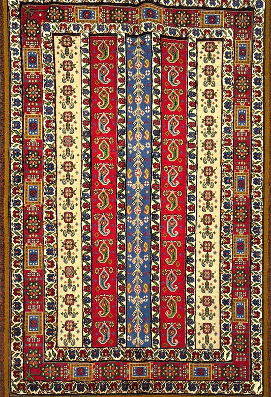 Charming Traditional Rug – Persian Craftsmanship