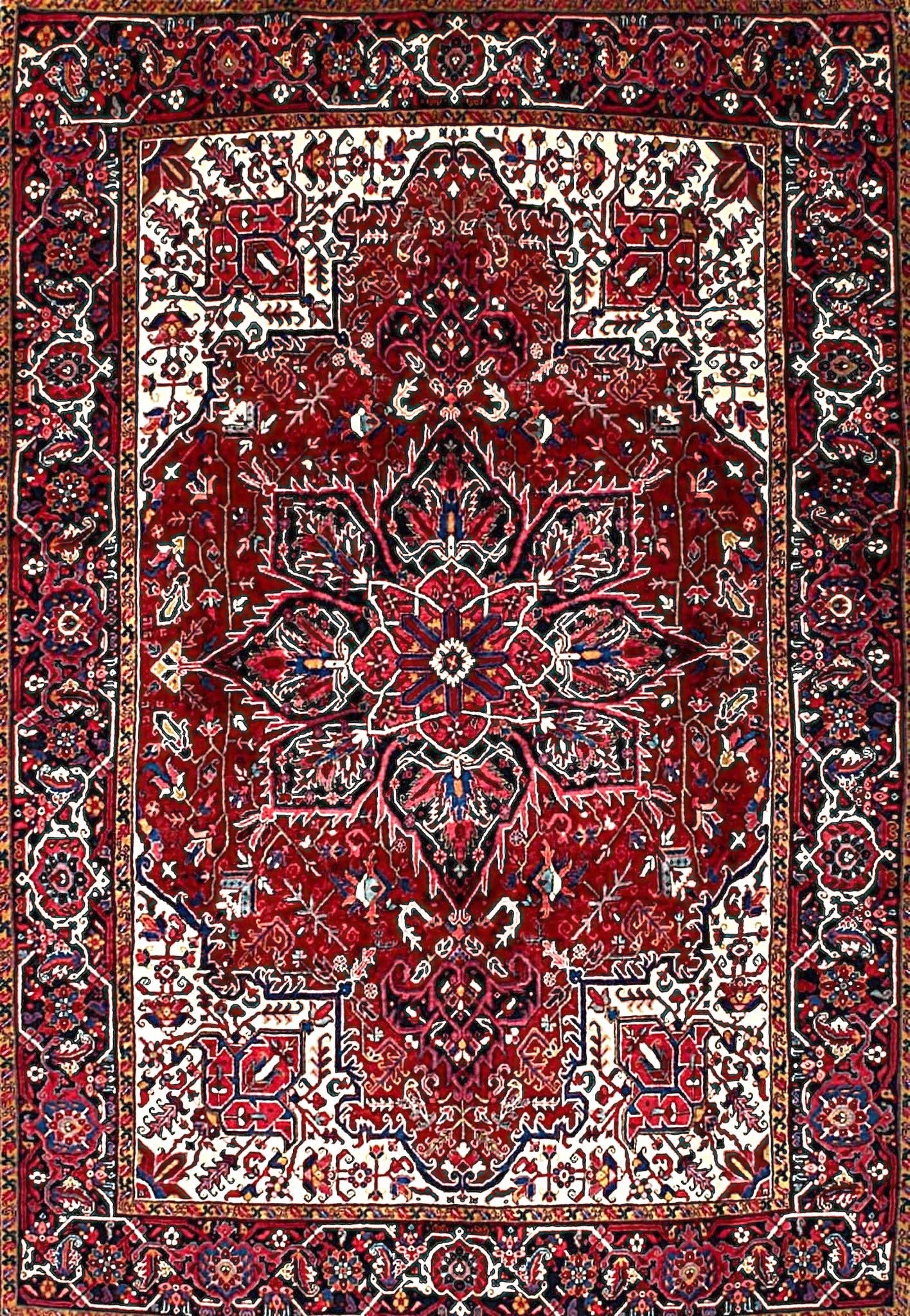 Elegant Medallion Rug – Handmade in Heriz