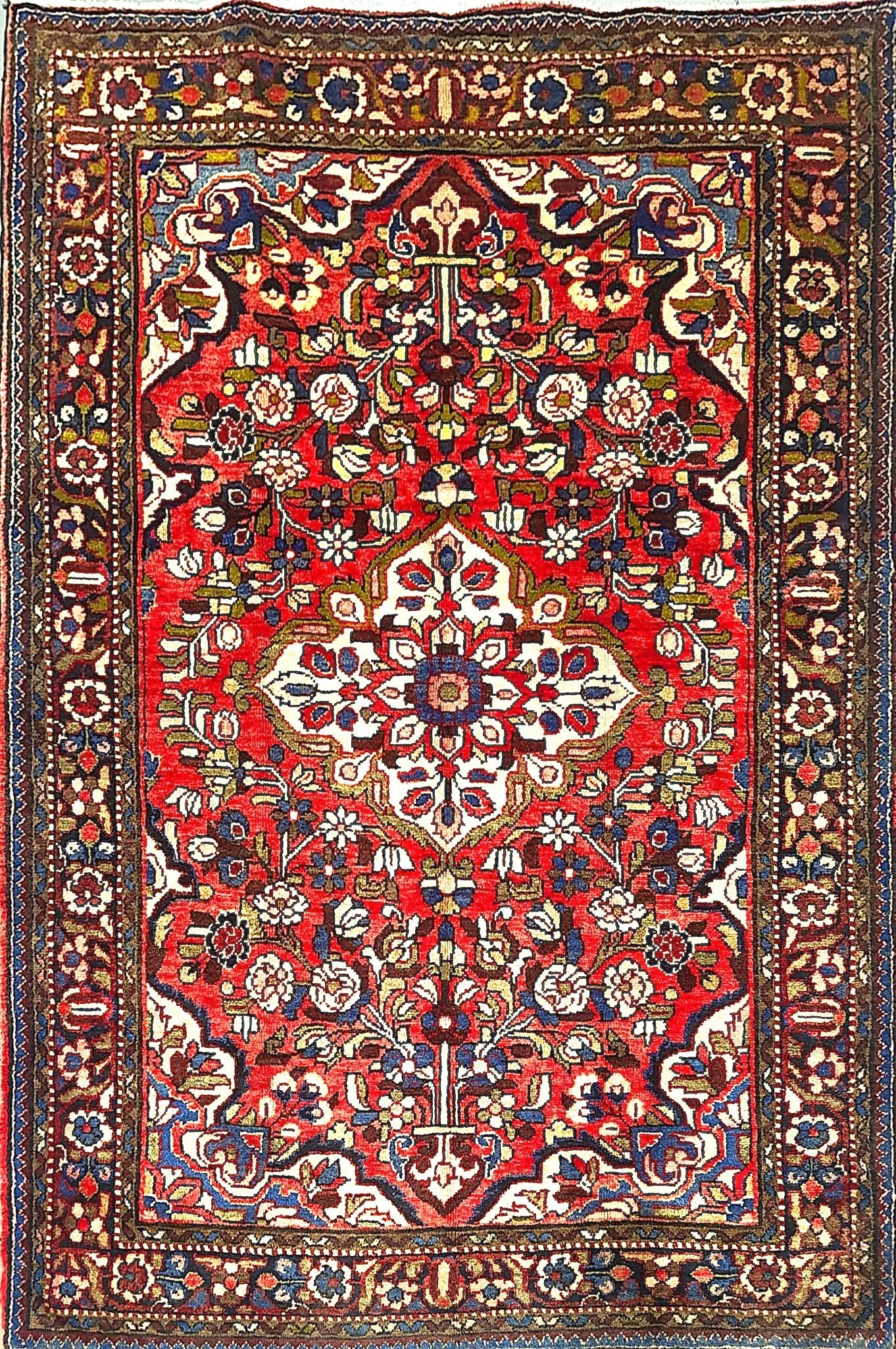 Elegant Medallion Rug – Handmade in Sanandaj