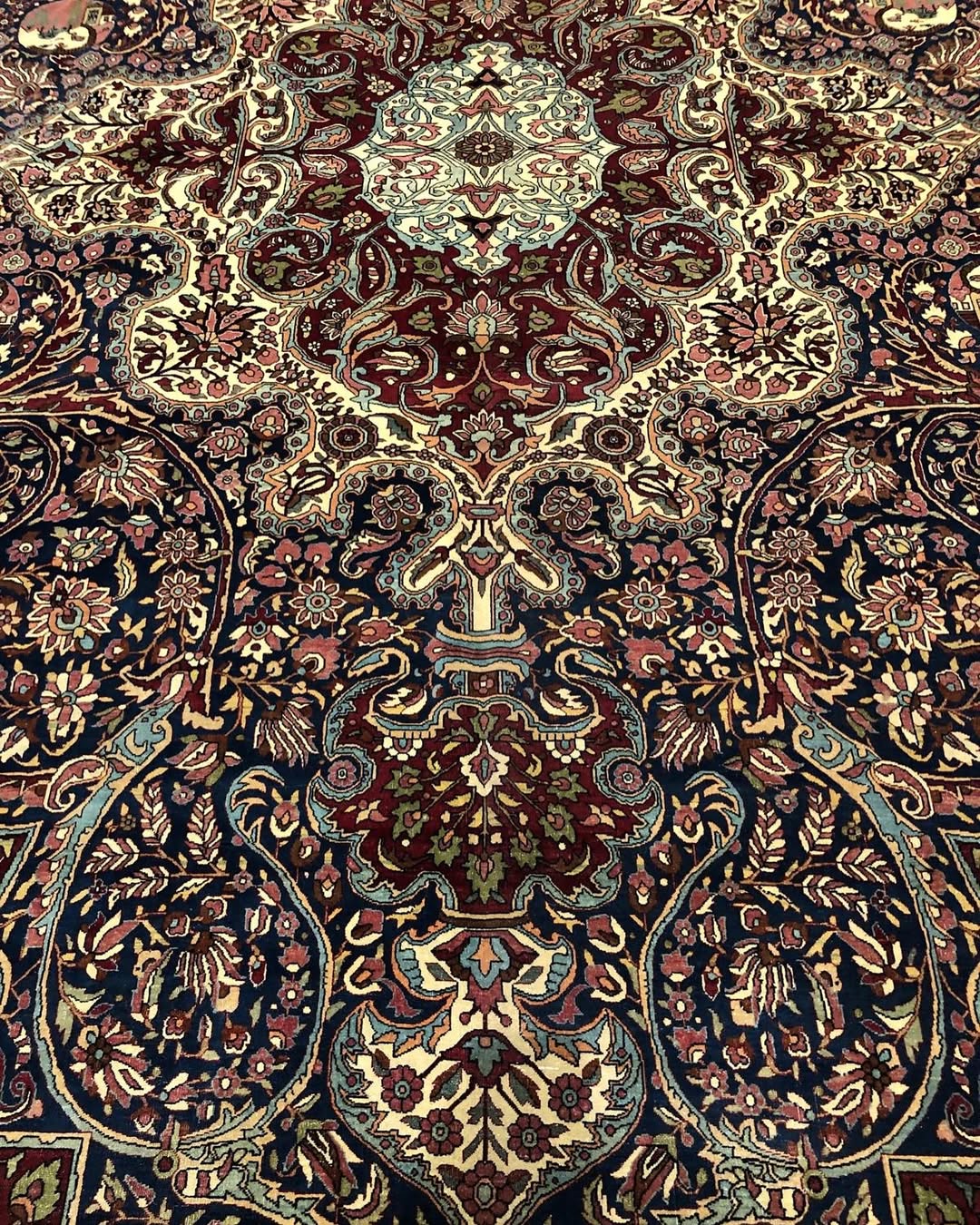 Persian Yazd Rug – Medallion Design